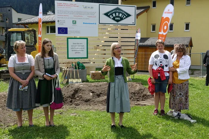 Die zweite Landtagspräsidentin Gabriele Kolar mit zwei der neuen Bewohnerinnen: Maria Höflehner mit Mutter Renate und Jasmin Stückelschweiger mit Mutter Petra.