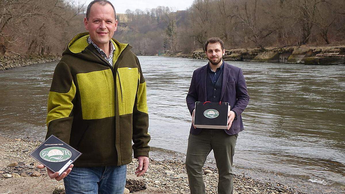 „GlaMur“-Obmann Georg Pock (links) und Projektbetreuer Oliver Stangl am  „Genussfluss“