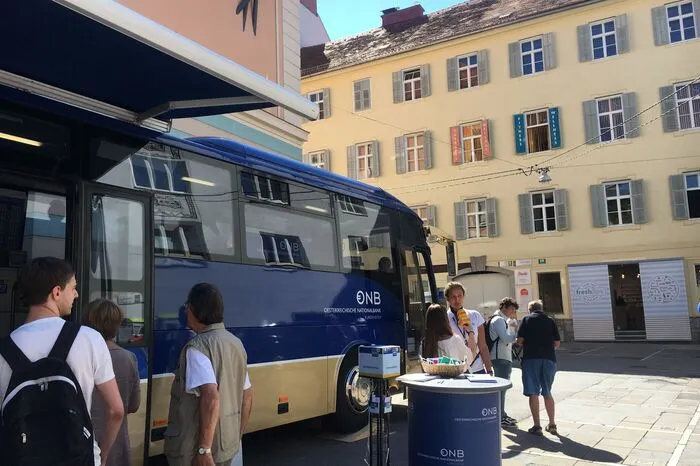 Die Wartezeit hielt sich in Graz heute in Grenzen, ein paar Schilling-Besitzer waren dennoch da. Die nächste Station für den Euro-Bus ist Bad Radkersburg.