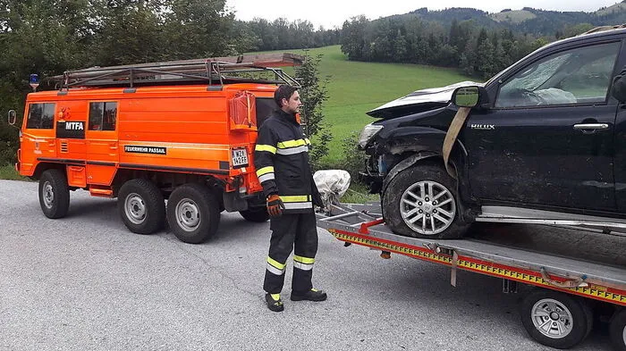 Die Feuerwehr Passail brachte den beschädigten Pick-up zu einer Werkstatt
