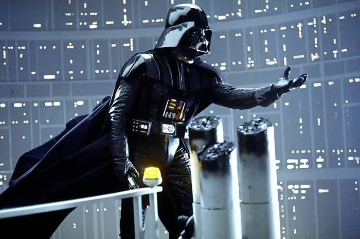 Mastermind George Lucas hat seine Saga von Beginn an als Weltraumoper tituliert. 50 Shades of Grey gibt es hier nicht, nur Licht und Schatten, übergangslos: Ein machthungriges Imperium versucht, eine friedliche, multikulturelle Galaxie zu unterjochen. Eine kleine Gruppe von Rebellen stemmt sich verbissen gegen die dunkle Seite der Macht. Ein Erzählgerüst, das sich durch die Menschheitsgeschichte zieht – mit einem Unterschied: Hier ist das Happy-End greifbar.