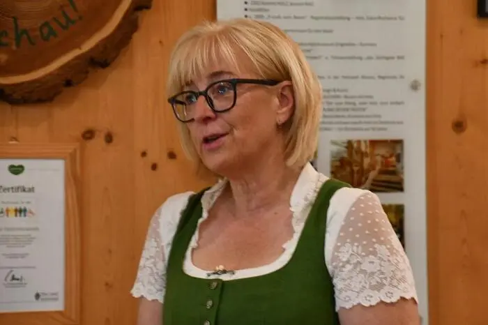 Obfrau Michaela Seifter berichtete über die Entwicklung des Museums und eröffnete zugleich die neue Sonderausstellung „Holzknobelei“.