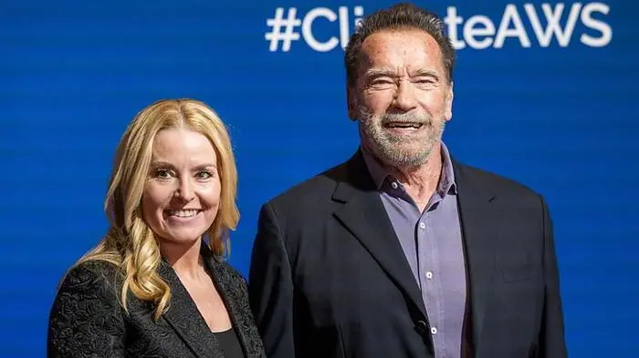 Nach seinem „Luxusuhr“-Aufreger am Münchner Flughafen hat Arnold Schwarzenegger Donnerstagabend die Kitz-Society-Festspiele beim Stanglwirt in Going offiziell eröffnet. Der Anlass: Seine Klima-Charity-Auktion samt Dinner. Mit Freundin Heather Milligan badete der „Terminator“ mit Siegerlächeln im Blitzlichtgewitter am Red Carpet. 