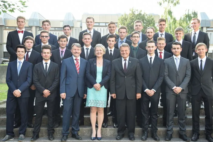 Maturanten Elektrotechnik/Industrielle Informationstechnik: Jasmin Becarevic, Paul Coman, Alexander Erlacher, Bernhard Erlacher, Marco Feichtinger,Markus Friedl, Philipp Friehs, Niklas Haider, Michael Hasenhütl, Peter Hofbauer, Jakob Holzerbauer, Dominik Leber, Peter Löcker, Jürgen Mandl, Alexander Mayrhofer, Marco Meister, Jakob Menzel, Felix Payerl, Manuel Pfleger, Yannic Schiefer, Andreas Schwarzl, Jan Spranger, Julian Wanke