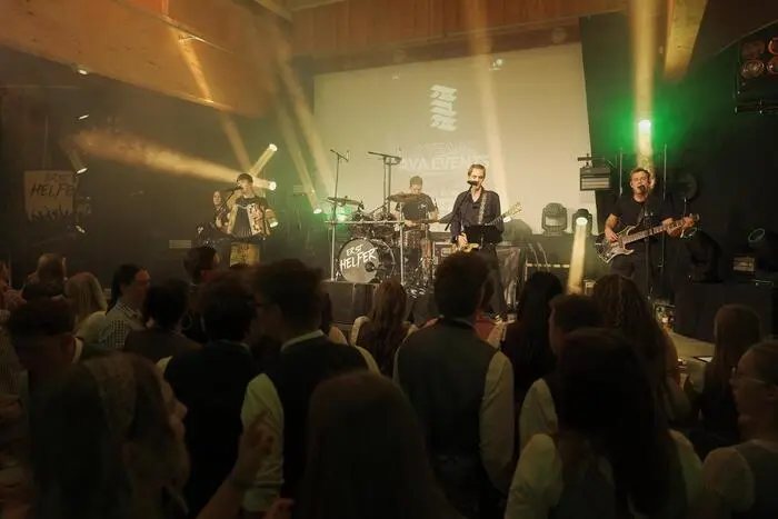 Die Band „Ersthelfer“ brachte den Helenenhof auf Betriebstemperatur. 