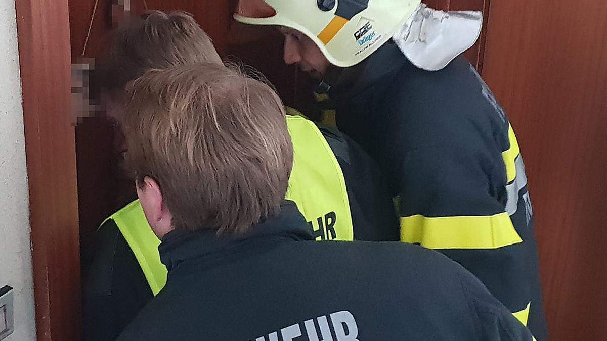 Die Feuerwehr verschafft sich Zutritt zur Wohnung