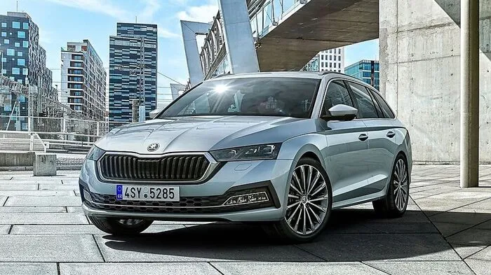 Die vierte Generation des Skoda Octavia ist in allen Dimensionen gewachsen und bringt einen nochmals größeren Kofferraum mit.