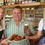 Der Neue im Bunde der Gackernwirte, Robert Kainz vom gleichnamigen Gasthaus in Kleinrojach mit den "Gackernzwillingen" Katja (links) und Emma Miklau
