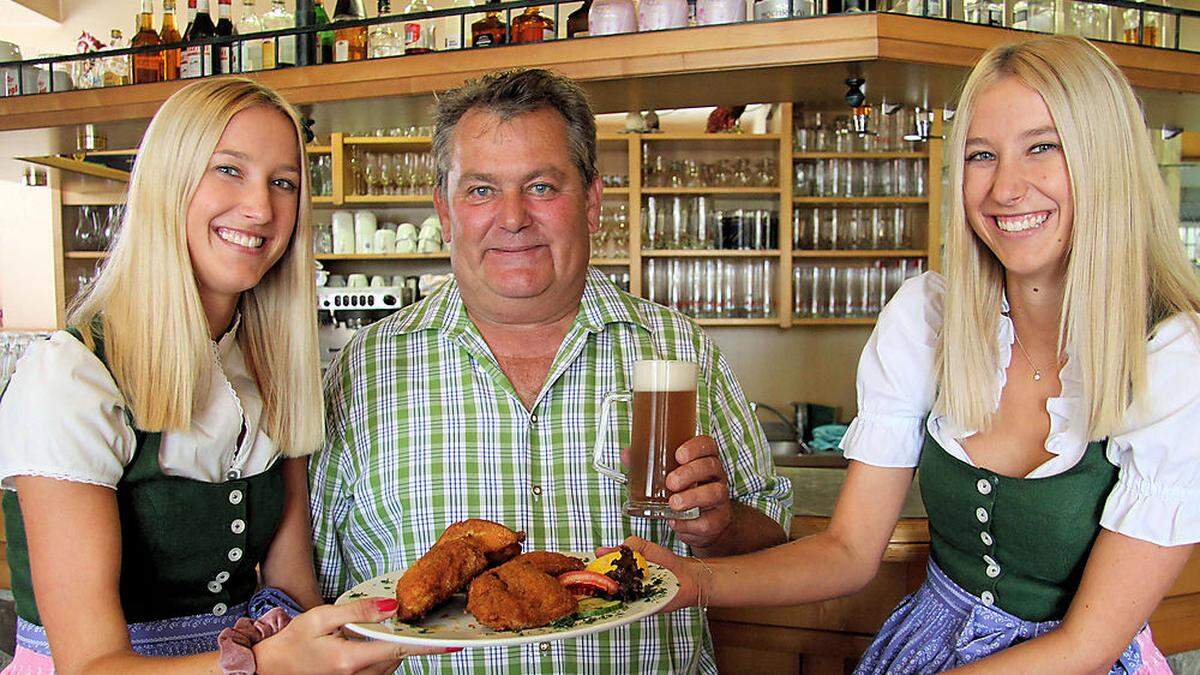 Der Neue im Bunde der Gackernwirte, Robert Kainz vom gleichnamigen Gasthaus in Kleinrojach mit den &quot;Gackernzwillingen&quot; Katja (links) und Emma Miklau