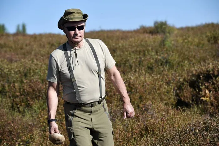Allerdings ist Putin dieses Mal weder zu Pferd mit nacktem Oberkörper noch beim Fischfang zu sehen, sondern nur in khakifarbener Outdoor-Kleidung.