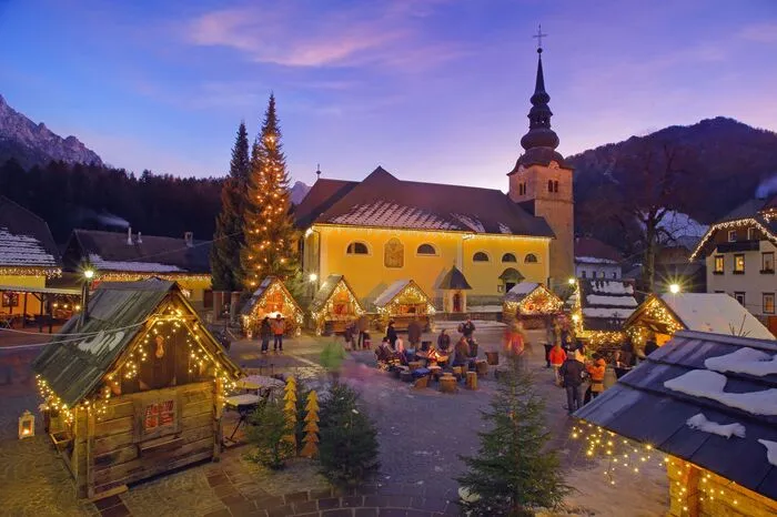 Idyllisch präsentieren sich Kranjska Gora mit heimischer Handwerkskunst, Kranj mit den „Dezembermännern“ und dem Kobold Krancek, sowie das malerische Städtchen Kamnik mit Eisbahn und Märchenzelt.