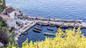 Das Filmset im Hafen von Trsteno