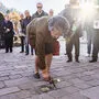 Archivbild: Felicitas Trotzky am Stolperstein für ihre Großtante, Maria Karoline von Sachsen-Coburg und Gotha, der 2021 gelegt wurde