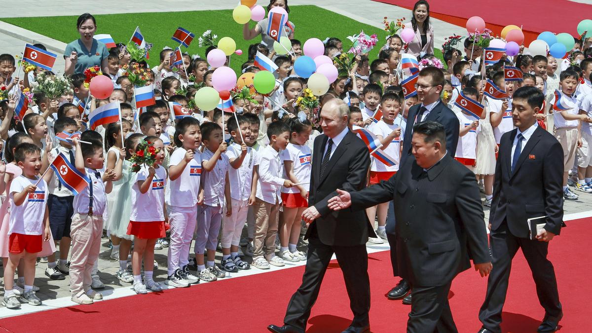 Wladimir Putin wurde von Kim Jong-un feierlich in Empfang genommen