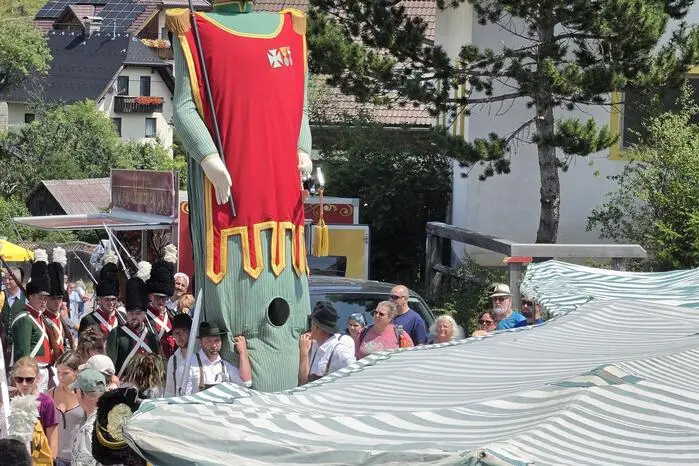 Der Samson, 75 kg schwer, 6 Meter hoch.