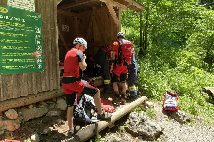 Die Gesteinsbrocken hatten gegen 12.00 Uhr einen Wandersteig und dort angebrachte Treppenleitern aus Holz zerstört.