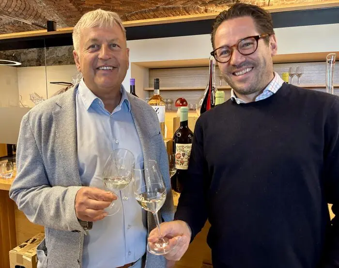 Ein Glas auf den Neustart: JUFA-Geschäftsführer Gerhard Wendl und Weinbauer Hannes Sabathi stoßen auf die neue Zusammenarbeit im Schloss Gamlitz an