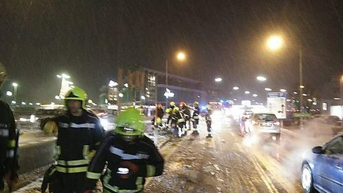 Zwei Schwerverletzte bei Unfällen im Schneetreiben