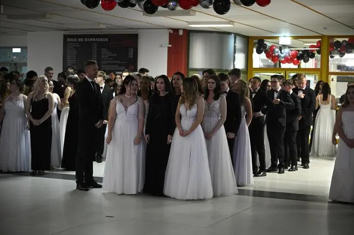 74 Maturantinnen und Maturanten bzw. Absolventen hatten dazu ins Bundesschulzentrum eingeladen.