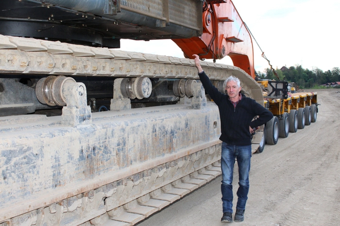 In der Nacht auf Mittwoch wurde der Bagger mit einem Spezialfahrzeug der Firma Prangl nach Wien - der nächste Einsatzort der Baumaschine - gebracht.