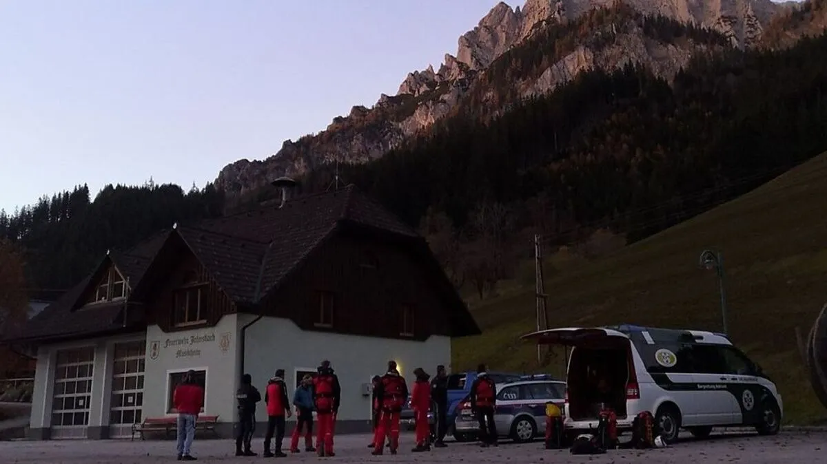 Bergretter und Polizisten standen beim Rüsthaus in Johnsbach bereit