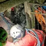 Die letzten Meter der Bergung. Die Verletzte wird aus der Höhle gebracht