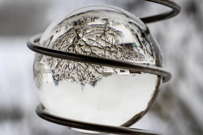 Anneliese Seidnitzer hat den Winter mit der Kamera in einer Glaskugel festgehalten.
