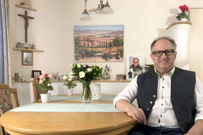 Peppo, 57-jähriger Bautechniker aus Salzburg begeistert sich für den Norden. Er war 20 Jahre verheiratet, hat zwei tolle Kinder aus seiner Ehe, aber in der Beziehung hat es gleich von Anfang an gekriselt. Seit vier Jahren sind die beiden Eheleute getrennt und jetzt auch geschieden, seither hat man ein wunderbares Verhältnis zueinander: "So viele Jahre waren wir beide unglücklich! Wenn ich jetzt zurück denk, mein Gott, wie blöd ist man, dass man da zusammenbleibt." Jetzt freut sich Beppo auf eine neue Frau.
