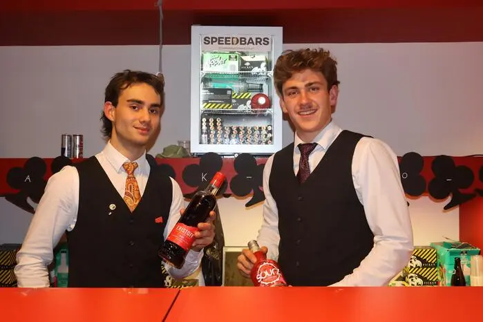 Verköstigt wurden die Gäste an den einzelnen Bars im Foyer, in der Disco und an der Cocktailbar.