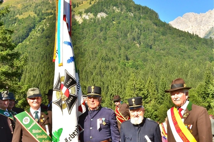 Mit dabei waren Kameradschaftsbund, Alpinis, eine Abordnung aus Slowenien, Kaiserjäger, Kärntner Freiwillige Schützen, der Khevenhüller Siebenerbund, die Khevenhüller Burgwache sowie das Bundesheer.