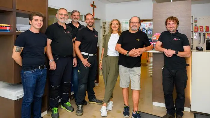 Petra Gärtner mit ihrem Team von „Pierzl & Bauer Schlüssel und Sicherheitsanlagen“ in Klagenfurt.