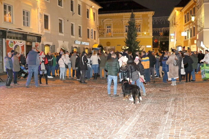 Und so strömten bereits am ersten Tag zahlreiche Besucher in die Innenstadt der Herzogstadt, um sich auf die Weihnachtszeit einzustimmen. 