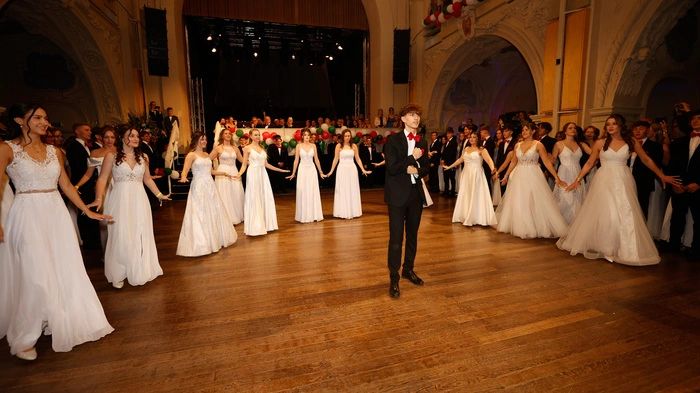 Eine glanzvolle Nacht voller Festlichkeit, Eleganz und Lebensfreude: Am 23. November fand der Maturaball des BG/BRG Judenburg im Veranstaltungszentrum Judenburg statt. Unter dem Motto „Matura en Mexico – 8 Jahre trabajo, jetzt spielt’s karacho“ feierten die Schülerinnen und Schüler der 8. Klassen mit ihren Familien, Lehrkräften und zahlreichen Gästen.