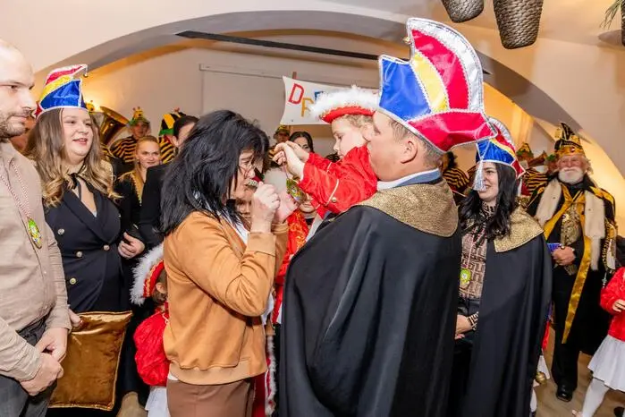 Prinz Blasius Musikus Sebastian der 29. Pferdebaron zu Arnoldstein und Prinzessin Ihre Lieblichkeit Laura die "Aufbrezlerin" zu Arnoldstein - Kinderpaar Julia, die Erste und Matthia der Erste