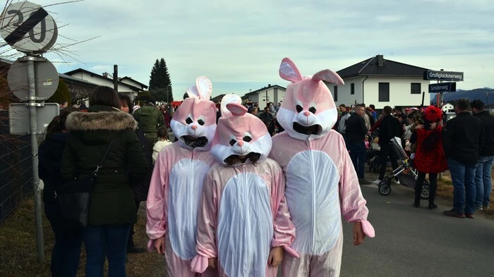 Im Osten von Klagenfurt, in Hörtendorf, traf man sich am Samstagnachmittag zum ersten großen Faschingsumzug in Klagenfurt im heurigen Jahr. Von Trump über Elvis bis hin zum Einhorn, Hasen und Pinguin war alles mit dabei, was laufen konnte. Der Umzug hielt beim Castellino, wo die Faschingsparty fröhlich weiter ging.