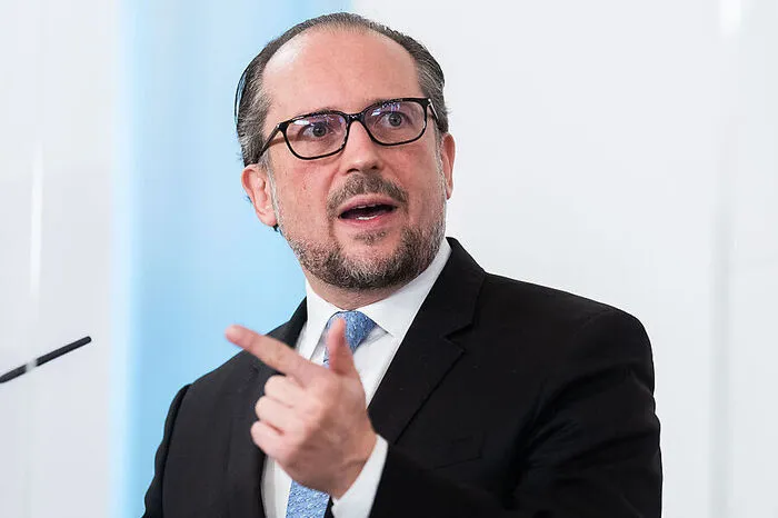 Als bislang einziger Minister wurde Außenminister Alexander Schallenberg (ÖVP) positiv getestet. Er zeigte aber keine Symptome und konnte seine Arbeit bald wieder aufnehmen.
