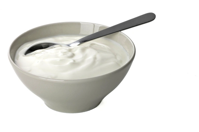 Zutaten: 100 g gemahlene Mandeln, 50 ml Joghurt, 30 g Waschsoda. Zubereitung: Gemahlene Mandeln, Waschsoda und Joghurt zu einer Paste verrühren und mit einem feuchten Schwamm so lange auf der schmutzigen Fläche verreiben, bis der Schmutz verschwunden ist.