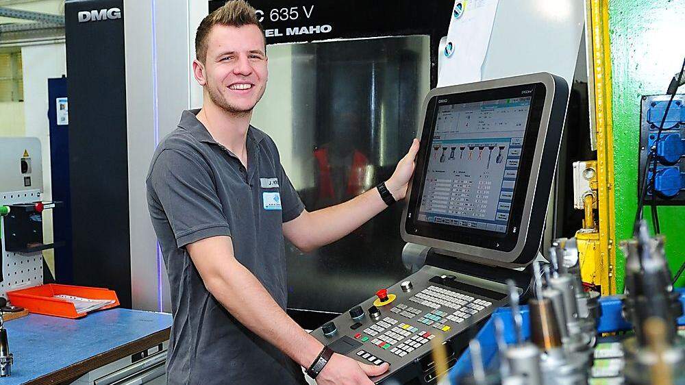 Höchst präzise. Julian Krug programmiert eine computergesteuerte CNC-Fräse bei Kostwein Maschinenbau in Klagenfurt 