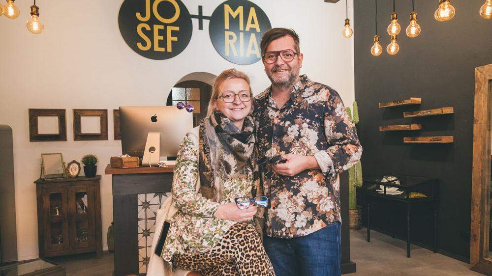 Elisabeth und Harald Steinhöfer in ihrer neuen Brillenmanufaktur Josef + Maria