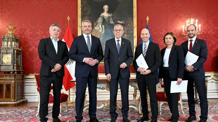 Vizekanzler Werner Kogler (Grüne), Bundeskanzler Karl Nehammer (ÖVP), Bundespräsident Alexander Van der Bellen, Arbeitsminister Martin Kocher (ÖVP), Staatssekretärin Susanne Kraus-Winkler (ÖVP) und Staatssekretär Florian Tursky (ÖVP) heute in der Hofburg.