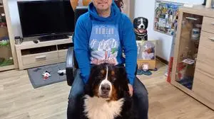 Ralf Penzinger mit Hauptdarsteller Sebastian Ströbel (in Pappe) in seinem Bergretter-Zimmer 