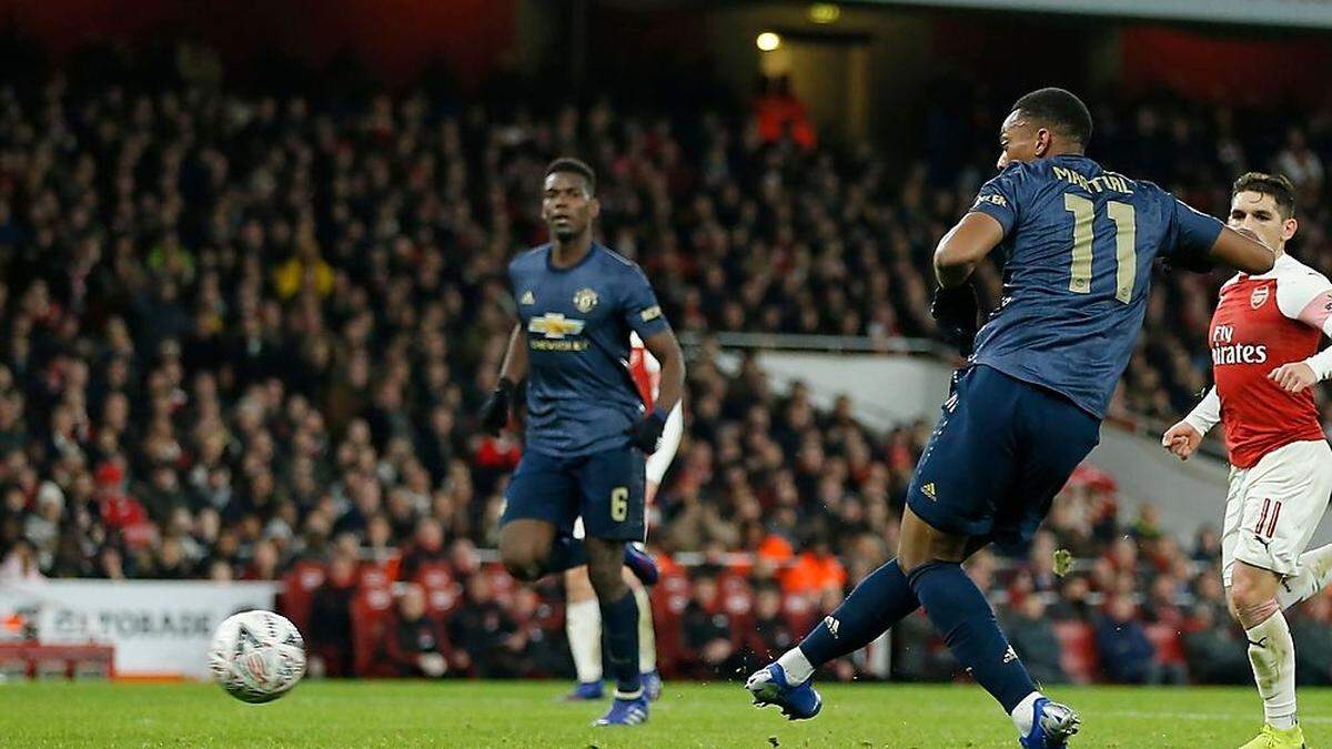 Martial, beobachtet von Pogba, trifft zum 3:1 für United bei Arsenal