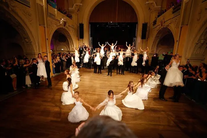 Gleich zu Beginn sorgte die Polonaise, einstudiert mit der Tanzschule Dietrich, für einen feierlichen Start.