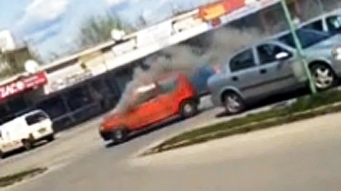 Als die Feuerwehr eingetroffen war, fuhr das qualmende Auto noch ruckartig auf die Einsatzkräfte los