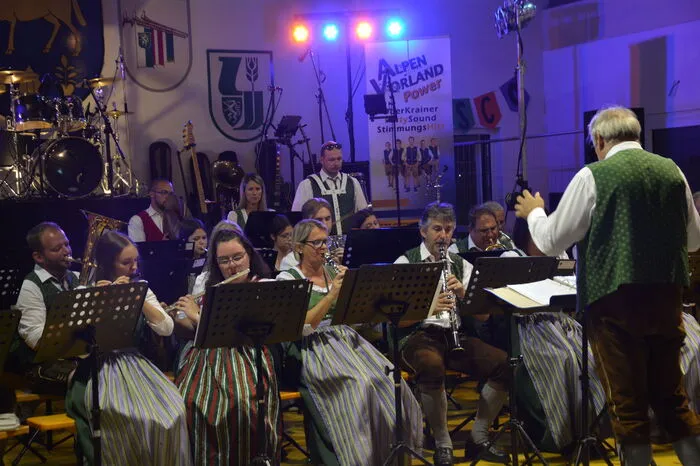 Im Anschluss an den Festakt wurden Gästekonzerte gespielt. Danach wurde die Stimmung von "Alpen Vorland Power" hoch gehalten.