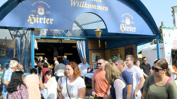 Bei unserem Wiesenmarkt-Rundgang schauten wir am Sonntagnachmittag im „Hirter Zelt“ vorbei.