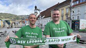 Horst Gessl (r.), Obmann des Fanclubs „Alte Garde Donawitz“ und Vereinsmitglied Daniel Geiger glauben Mittwoch an einen Sieg von DSV Leoben