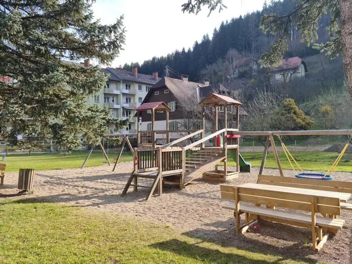 Auch nach dem Neubau wird es in diesem Bereich einen öffentlichen Spielplatz geben. Diesen Grund hatte die Gemeinde jahrzehntelang gepachtet und Ende 2025 schließlich gekauft