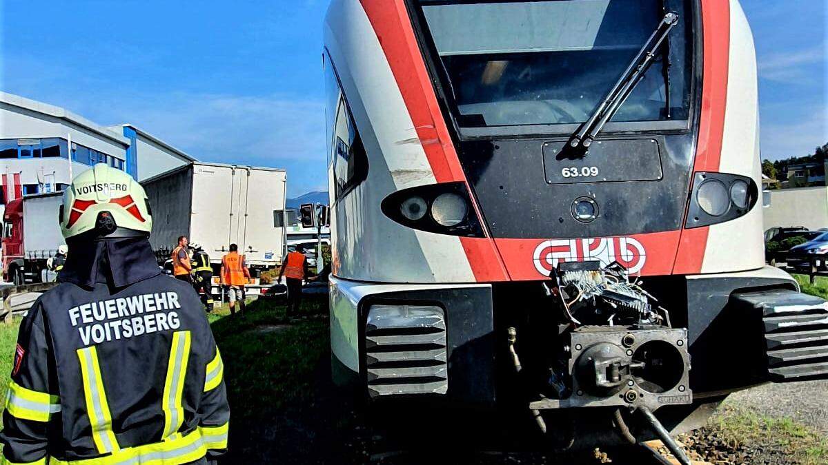 Ein Lkw kollidierte am Mittwoch mit einer S-Bahn-Garnitur der GKB