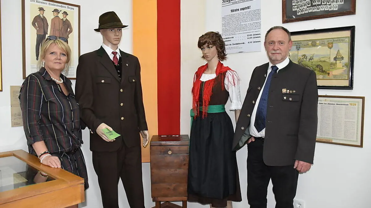 Sonja Pietschnig-Dohr mit Museumsleiter Josef Dohr (im Hintergrund: die originale Abstimmungsurne aus Feistritz ob Bleiburg)